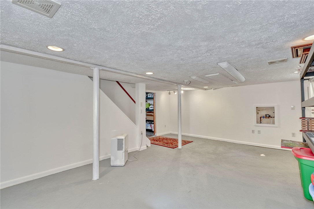 910 Roosevelt Road, East Rochester, New York image 33
