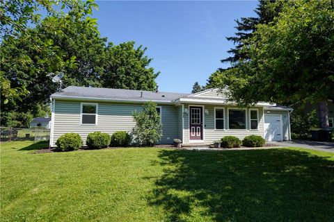 Homes For Sale - 32 New Gate Drive<br/> Monroe County, Henrietta, NY 14467