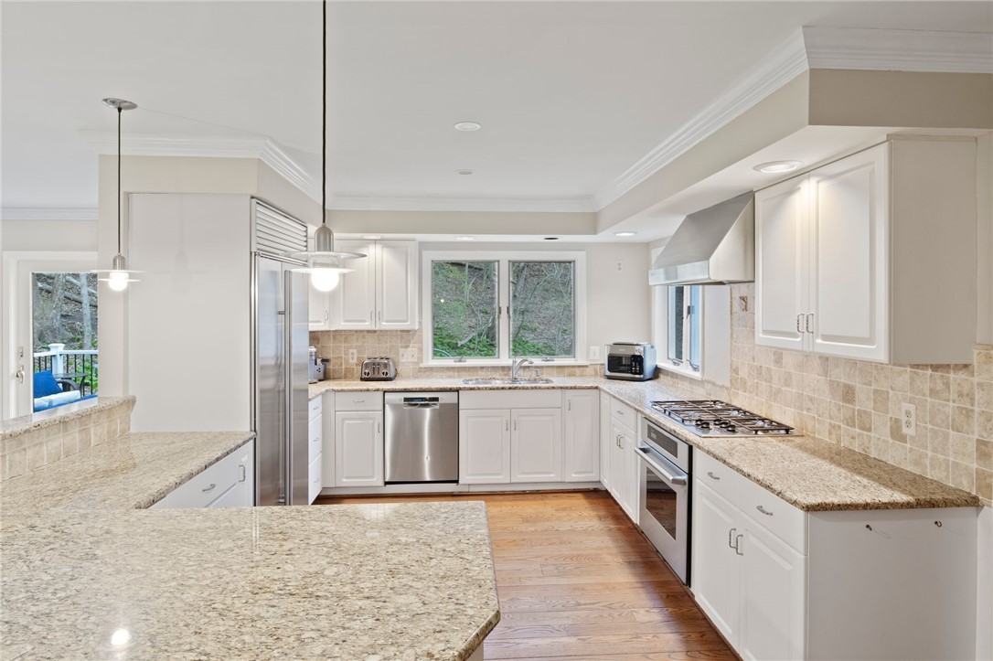 9 Falls View Lane, Penfield, New York image 15