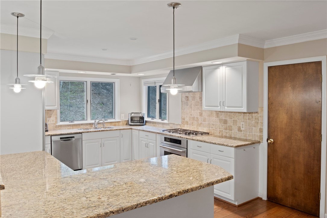 9 Falls View Lane, Penfield, New York image 14