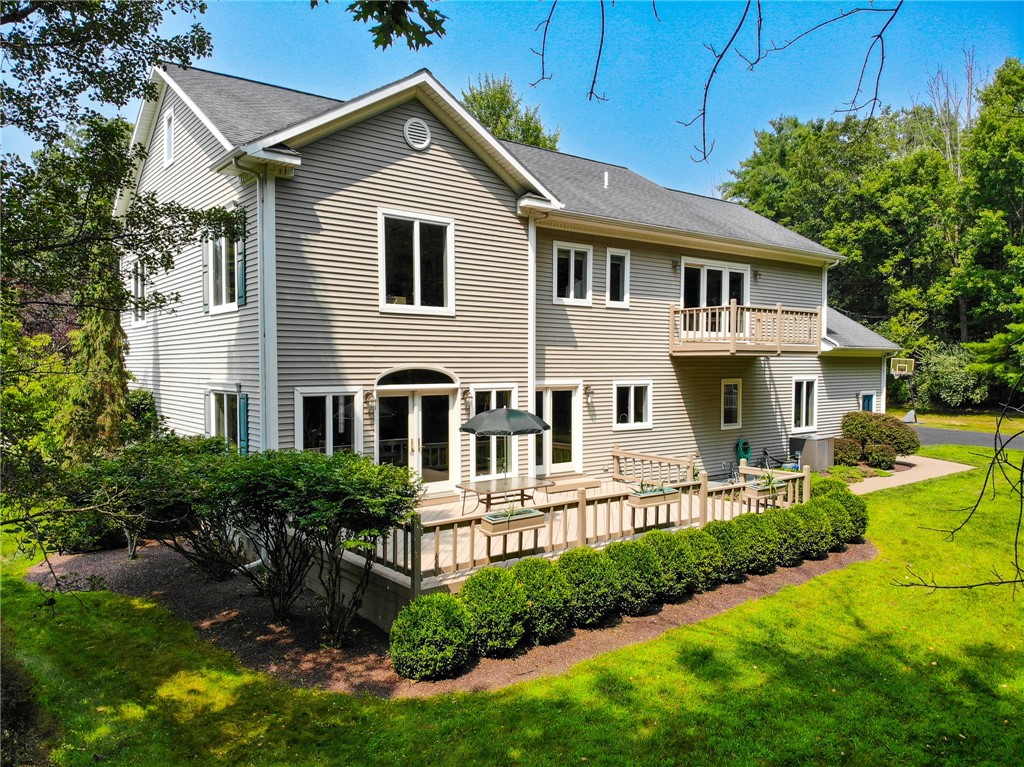 16 Woodland Way