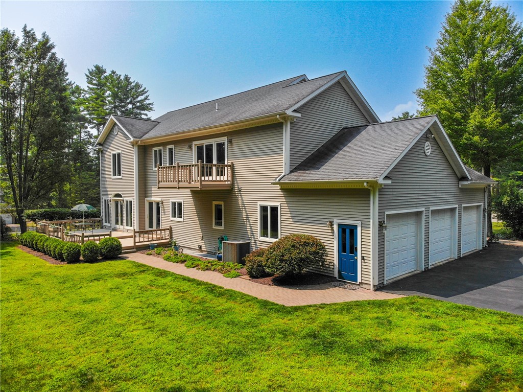 16 Woodland Way