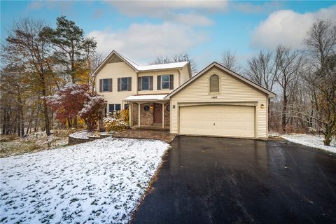 1447 hiddenpond lane walworth ny 14568