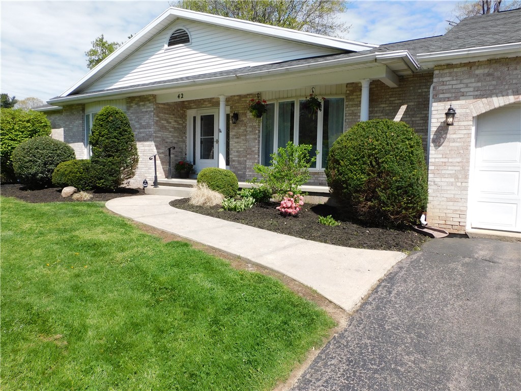 42 Creekview Lane, Greece, New York image 4