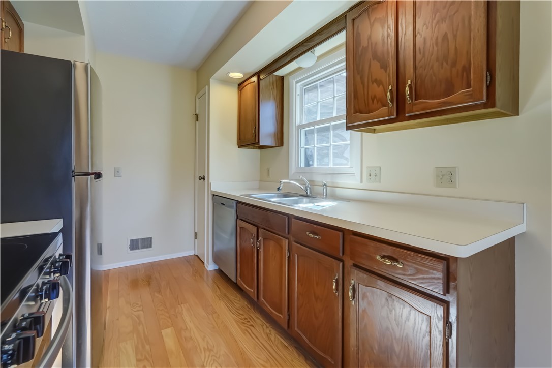 35 Wood Creek Drive, Pittsford, New York image 9