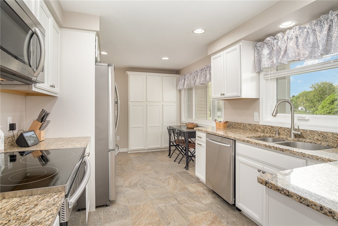 388 Longbush Lane Ln, Webster, New York image 9