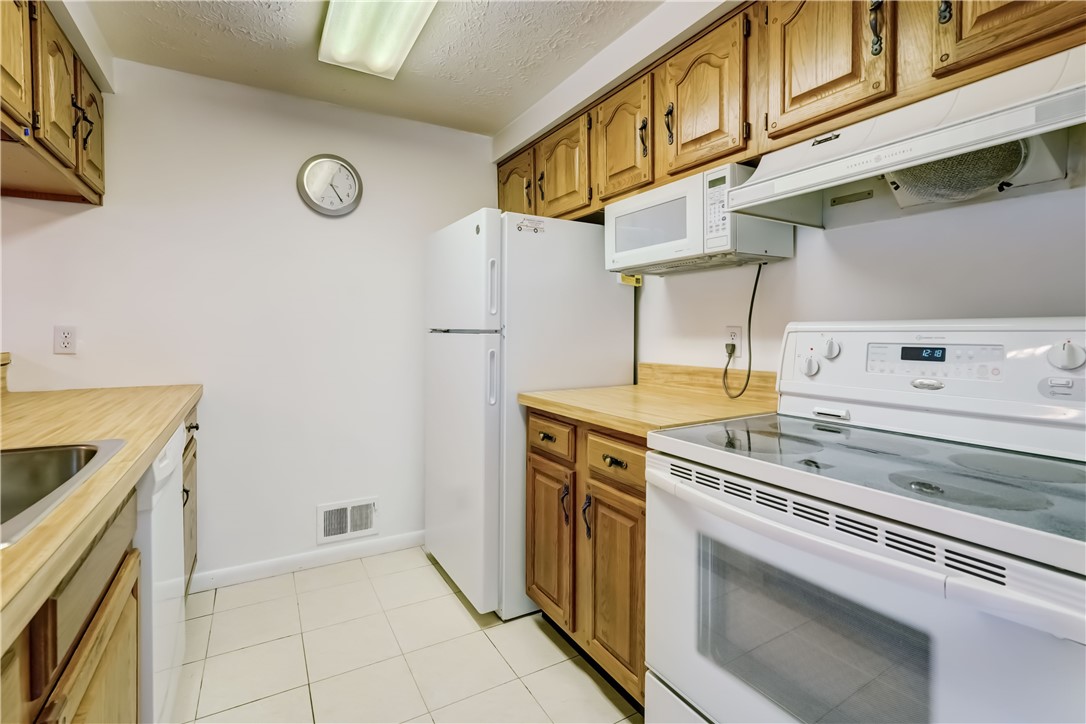 9 Village Trail, Mendon, New York image 7