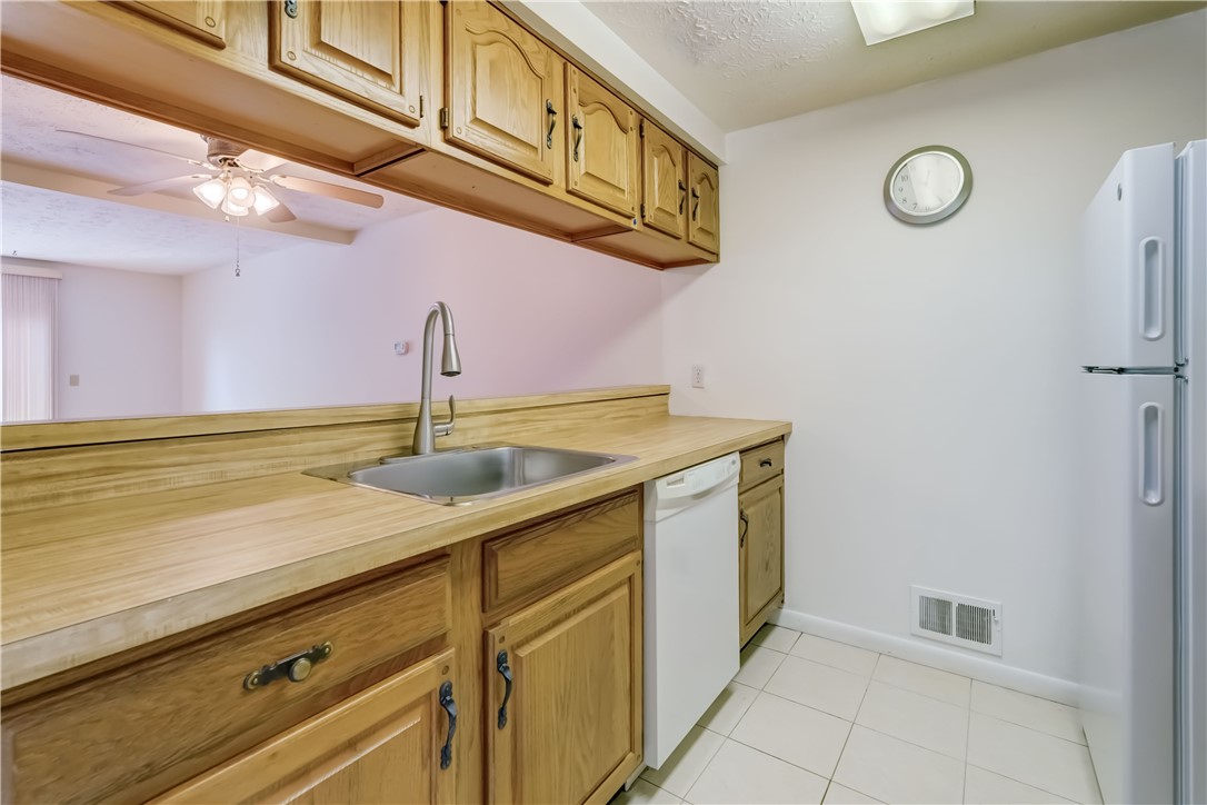 9 Village Trail, Mendon, New York image 6