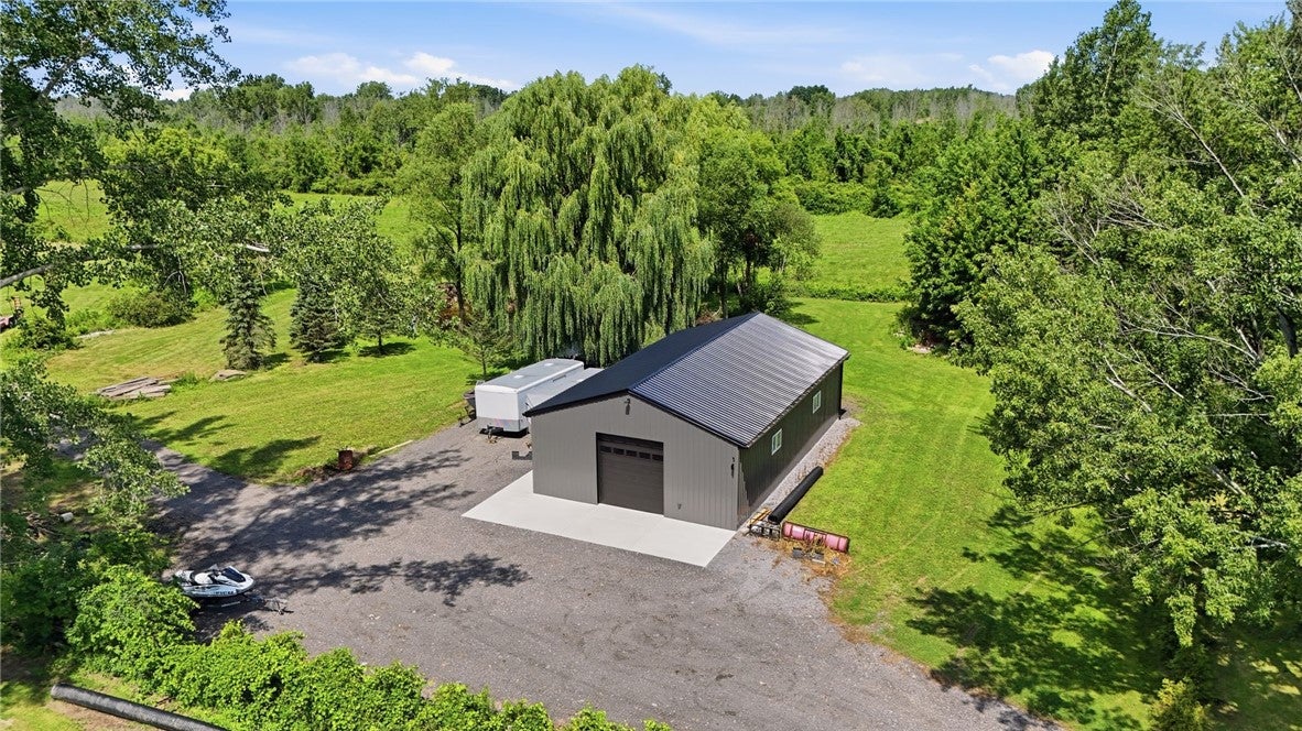 1097 & 1095 Manitou Rd
