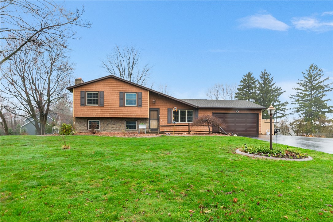 1362 Robin Hood Lane, Webster, New York image 1