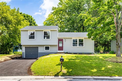 Homes For Sale - 32 Coachlight Circle<br/> Ontario County, Farmington, NY 14425