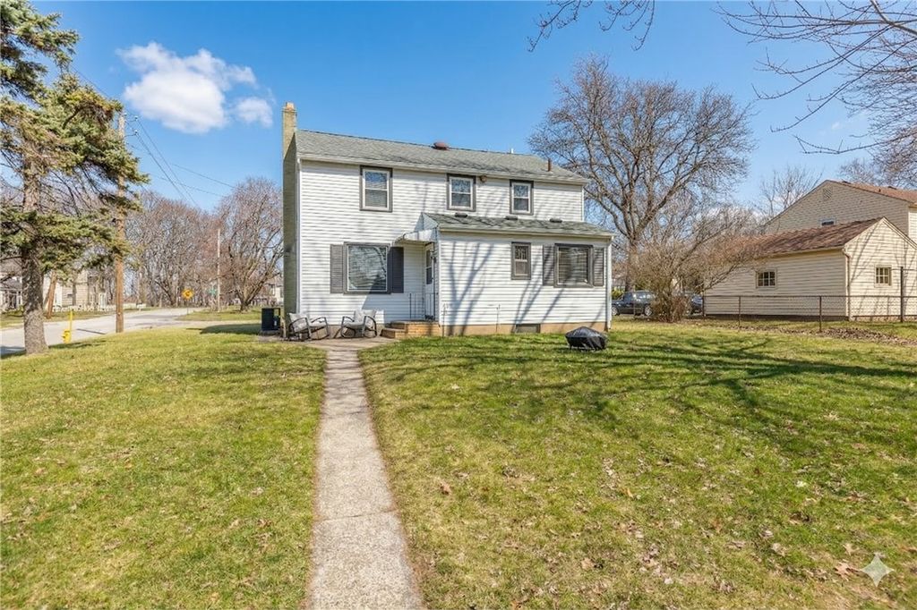 Photo of 5 Baycrest Drive, Irondequoit, NY 14622 (MLS # R1666898)