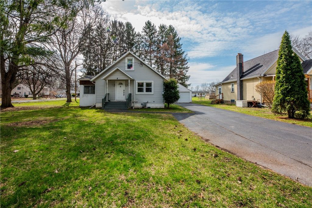 Photo of 133 River Meadow Drive, Henrietta, NY 14623 (MLS # R1669019)