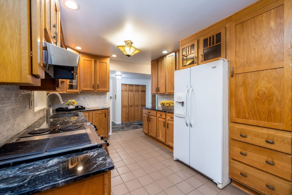 1616 Lake Road