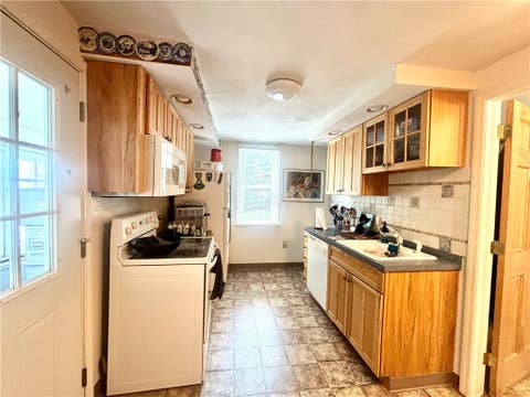 Tiny photo for 21 W Elizabeth Street, Skaneateles, NY 13152 (MLS # R1705732)