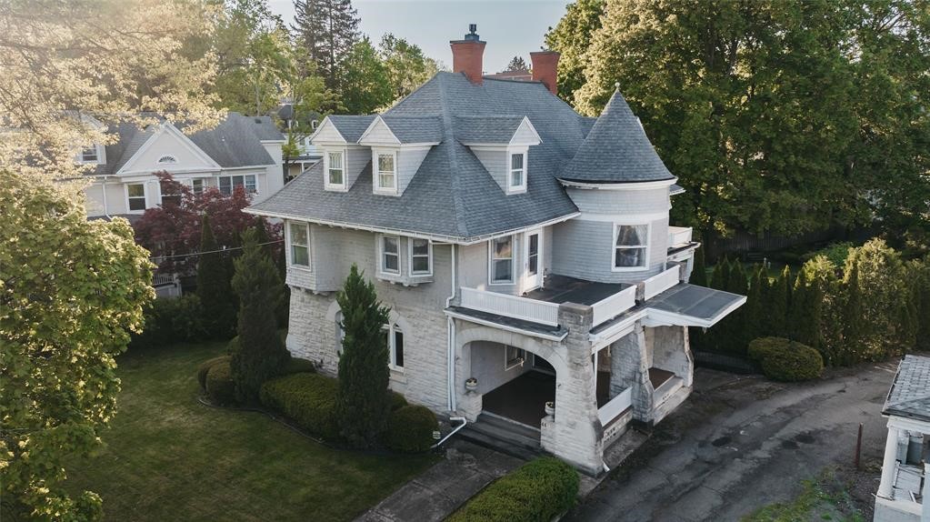 44 Riverside Dr