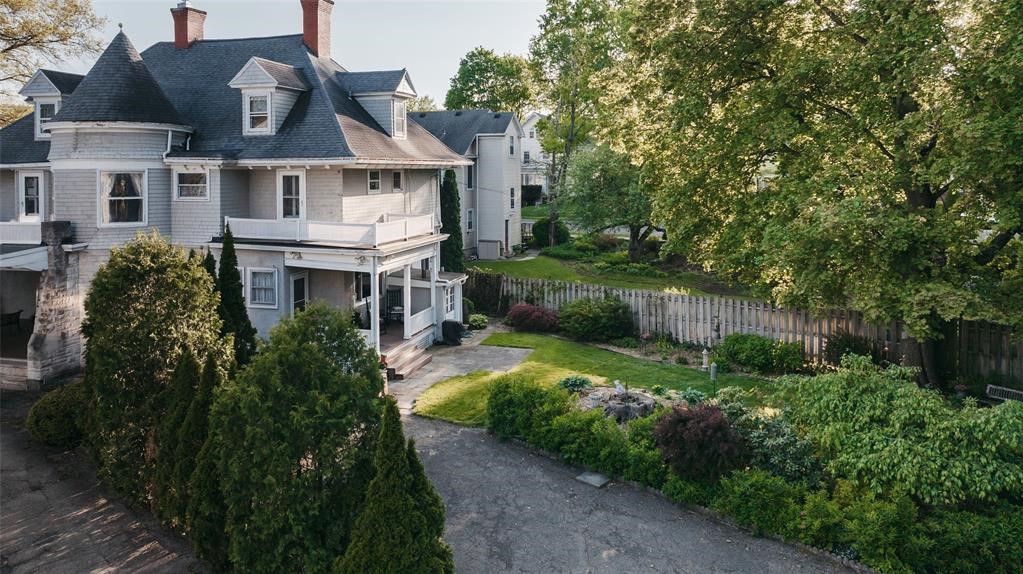 44 Riverside Dr