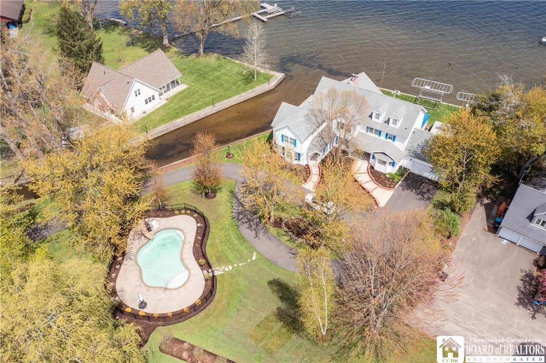 5320 W Lake Road