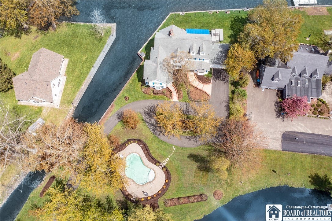 5320 W Lake Road
