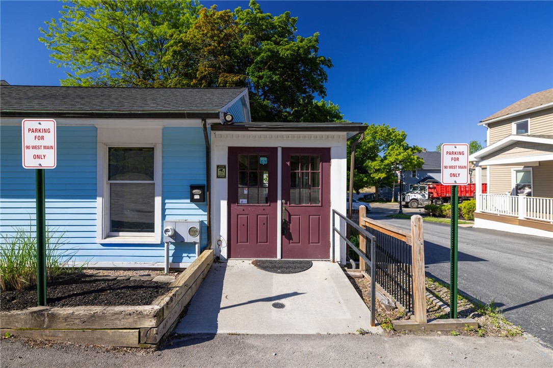 90 W Main St