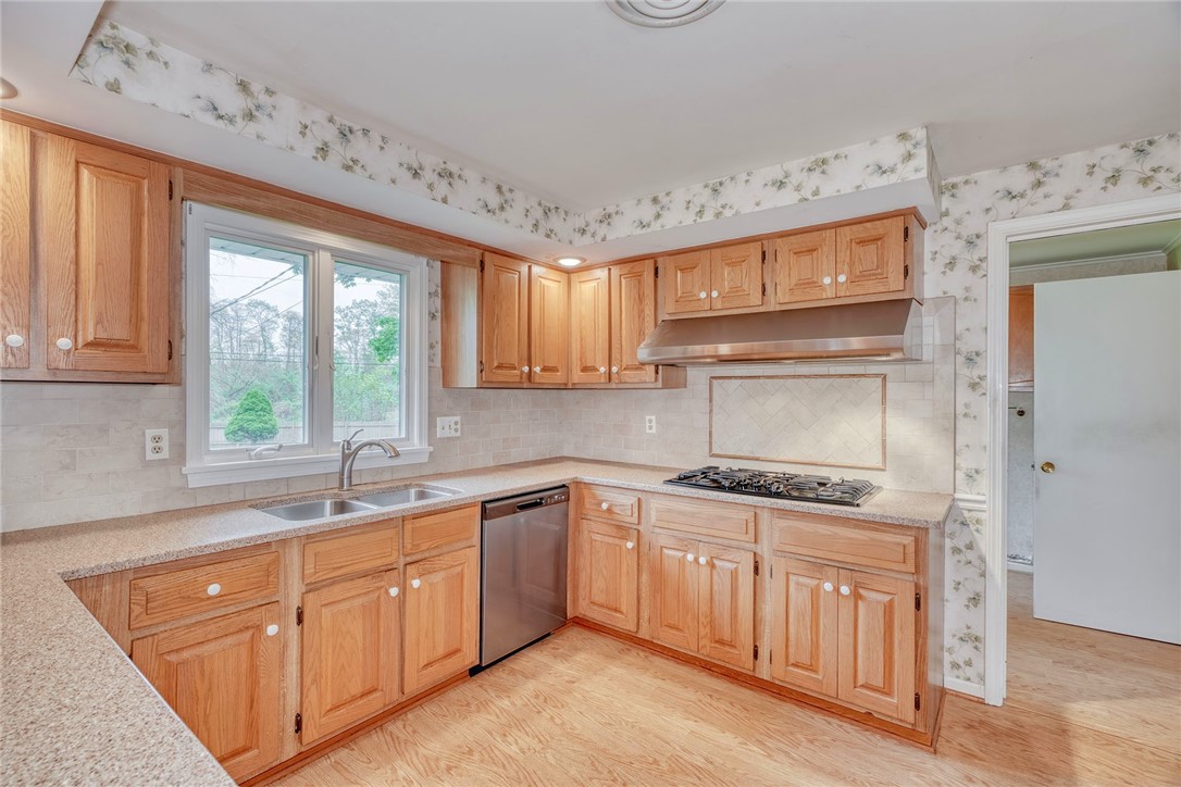703 Shadowwood Ln, Webster, New York image 18