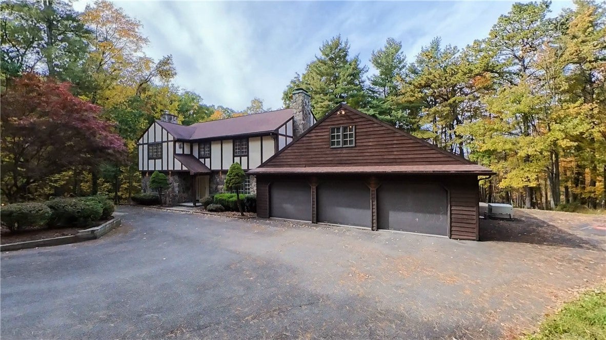 2697 White Oaks Drive