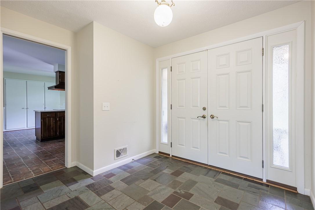 790 Oakridge Drive, Irondequoit, New York image 4