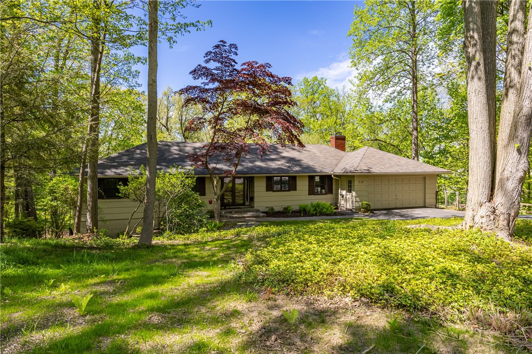 790 Oakridge Drive, Irondequoit, New York image 2
