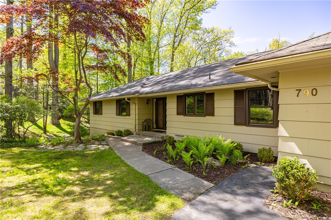 790 Oakridge Drive, Irondequoit, New York image 3