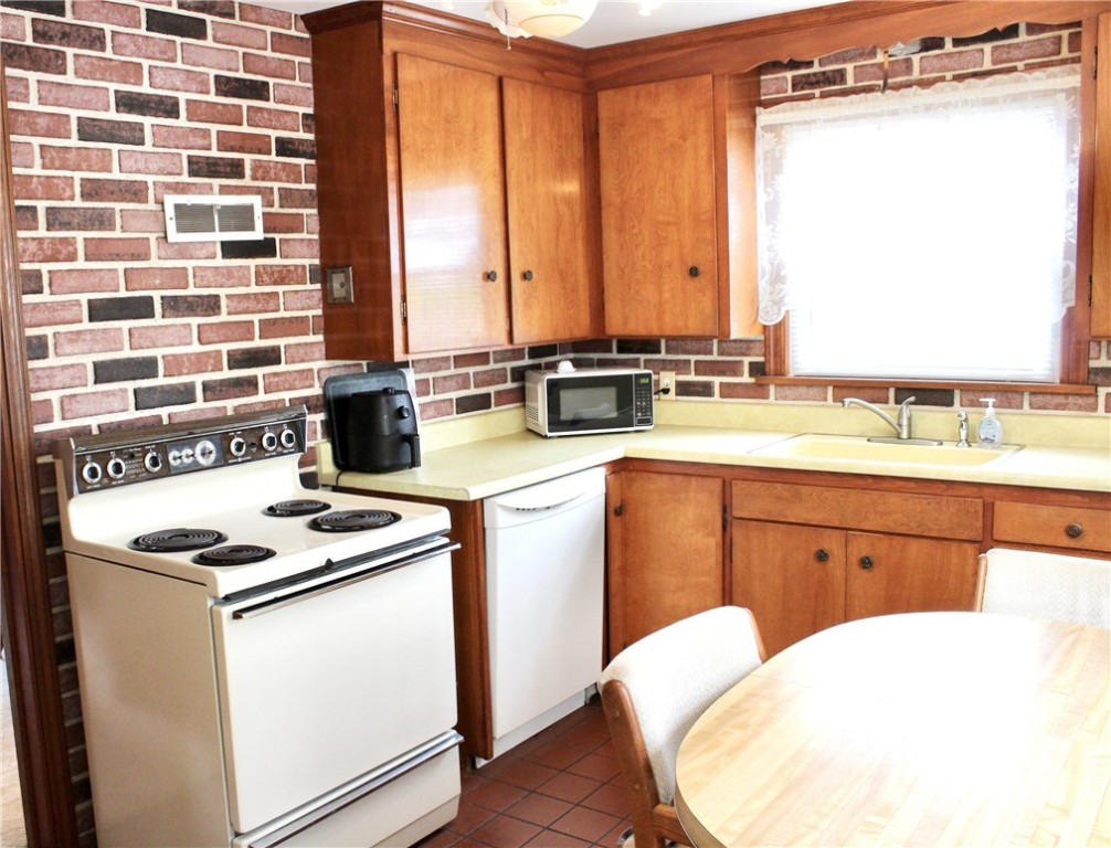 311 N Rogers Parkway, Irondequoit, New York image 6