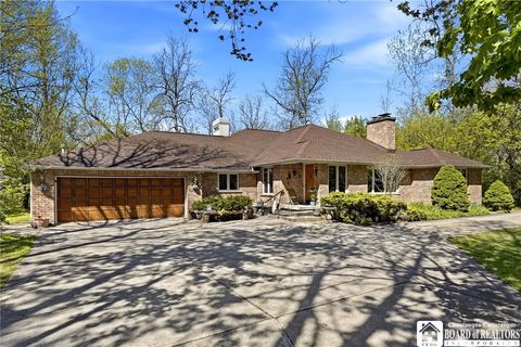 Photo of 1860 N Forest Road, Amherst, NY 14221 (MLS # R1681726)