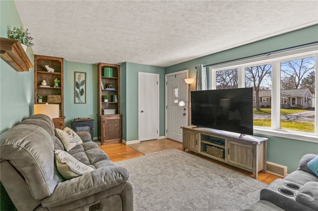 511 Glenview Court, Webster, New York image 2