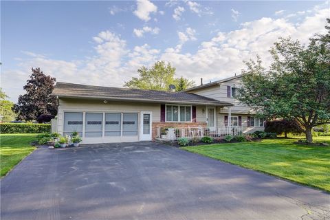 Photo of 7 Flamingo Dr DR, Gates, NY 14624 (MLS # R1687386)