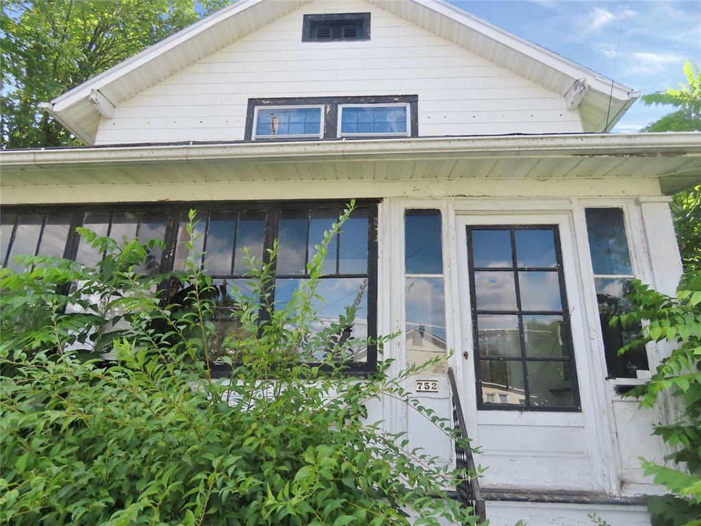 752 Robinson Street