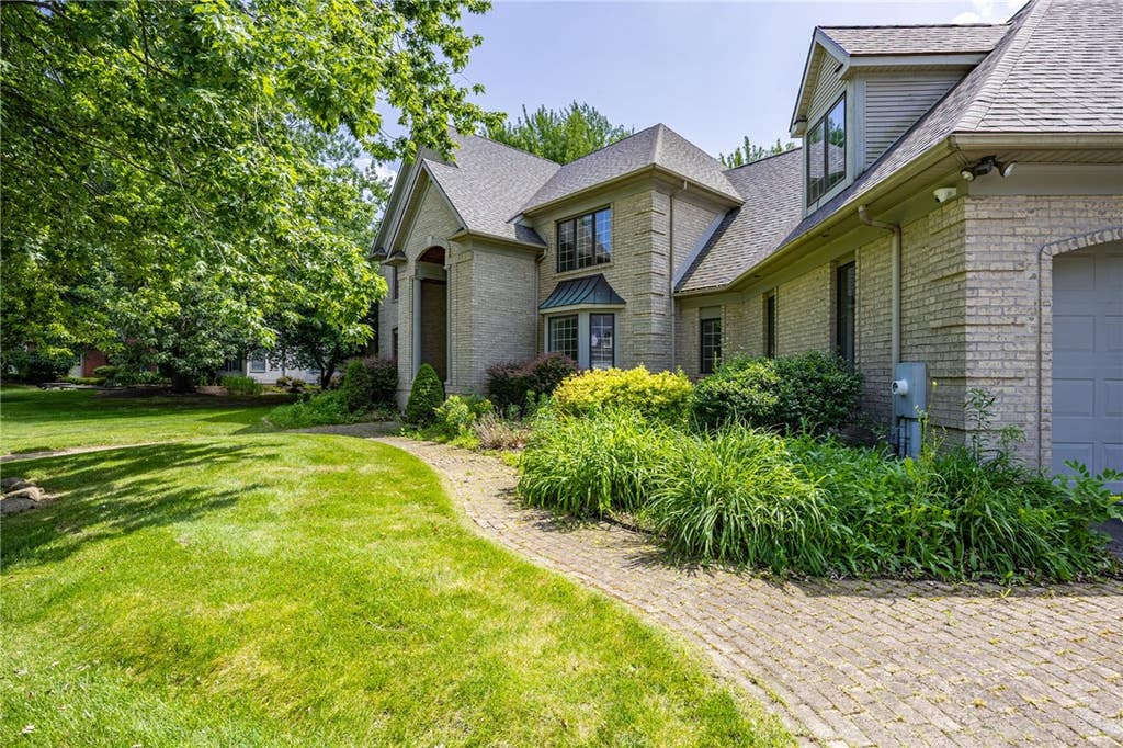Photo of 24 Roxbury Lane, Pittsford, NY 14534 (MLS # R1699517)