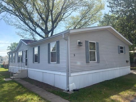 Photo of 5 Skyview Drive, Penfield, NY 14626 (MLS # R1684877)