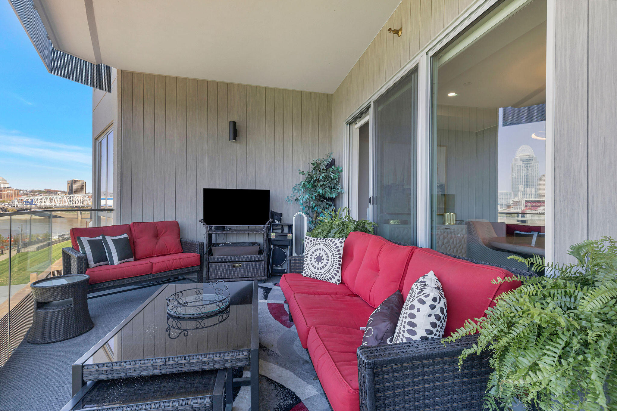 Newport, Kentucky, 41071, United States, 2 Bedrooms Bedrooms, ,2 BathroomsBathrooms,Residential,Active,2036348