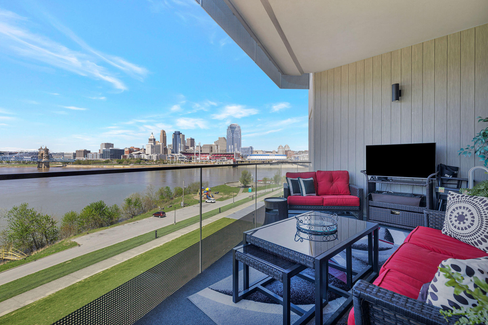 Newport, Kentucky, 41071, United States, 2 Bedrooms Bedrooms, ,2 BathroomsBathrooms,Residential,Active,2036348