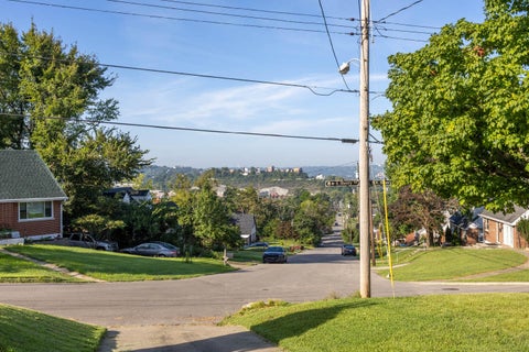 Tiny photo for 1 N Sherry Lane, Bellevue, KY 41073 (MLS # 646124)