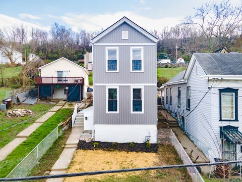 Photo of 1035 John Street, Covington, KY 41016 (MLS # 644596)