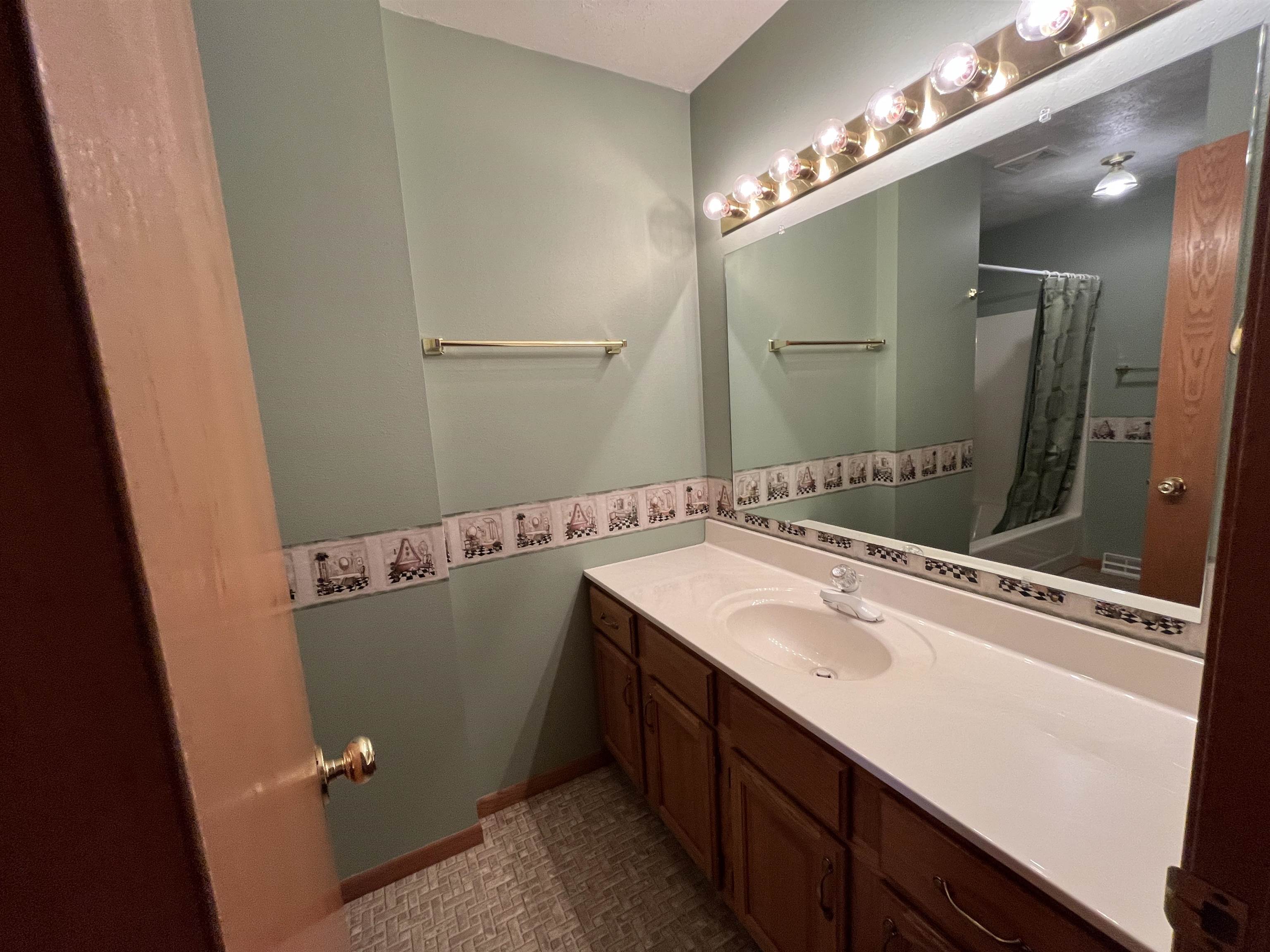 Norfolk, Nebraska 68701, United States, 4 Bedrooms Bedrooms, ,3 BathroomsBathrooms,Residential,Pending,12616