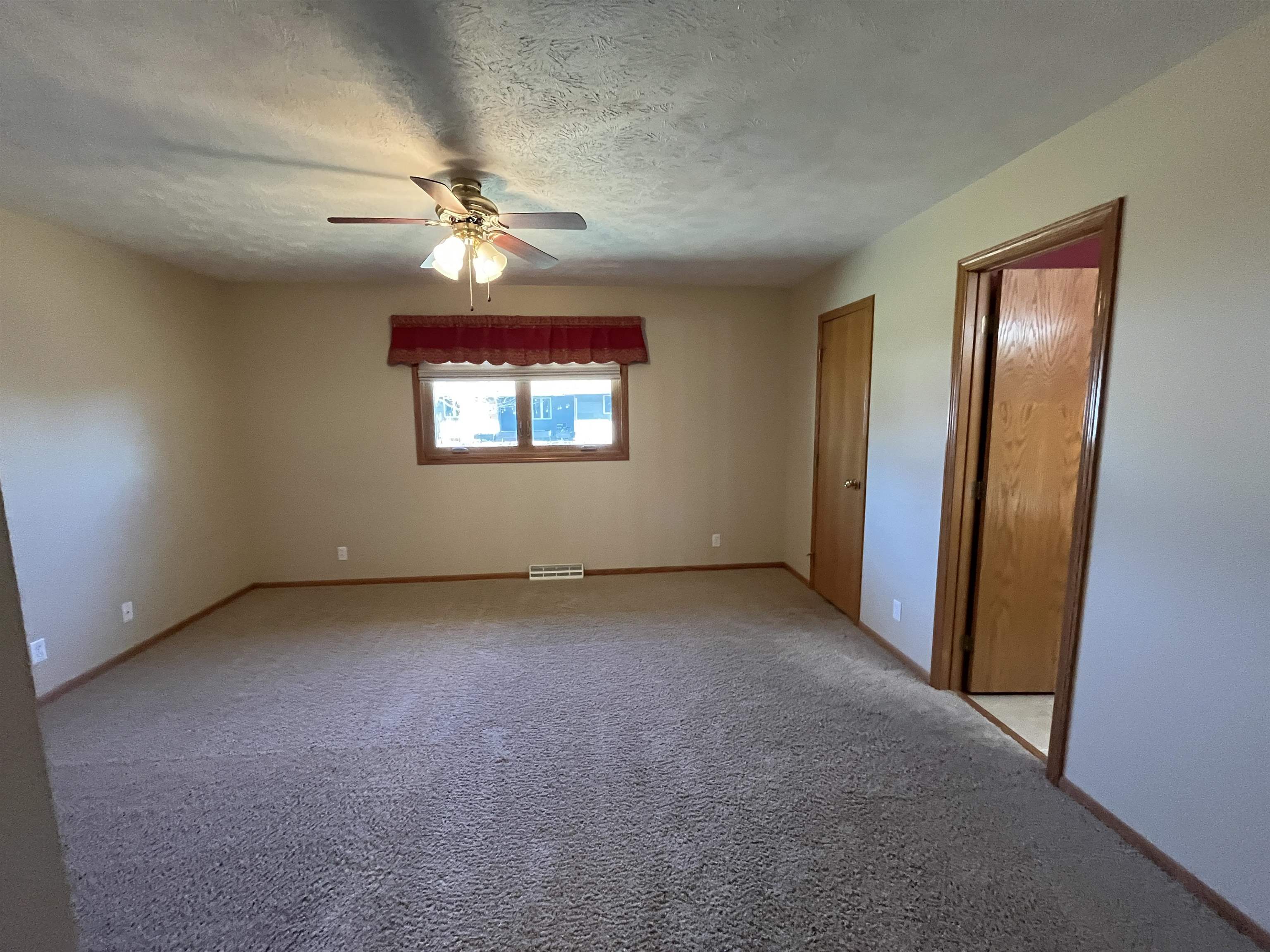 Norfolk, Nebraska 68701, United States, 4 Bedrooms Bedrooms, ,3 BathroomsBathrooms,Residential,Pending,12616