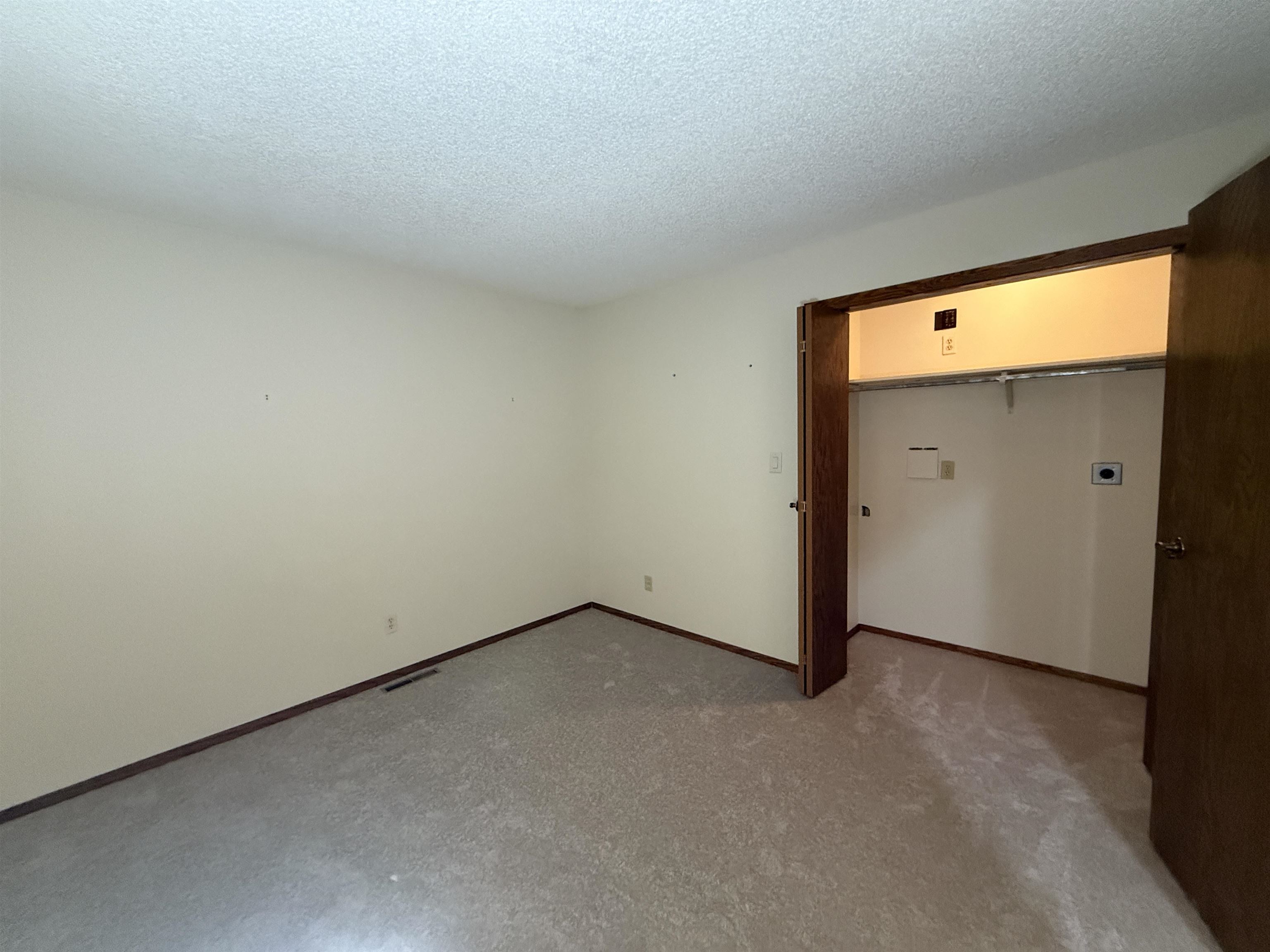 Norfolk, Nebraska 68701, United States, 3 Bedrooms Bedrooms, ,3 BathroomsBathrooms,Residential,Pending,13075