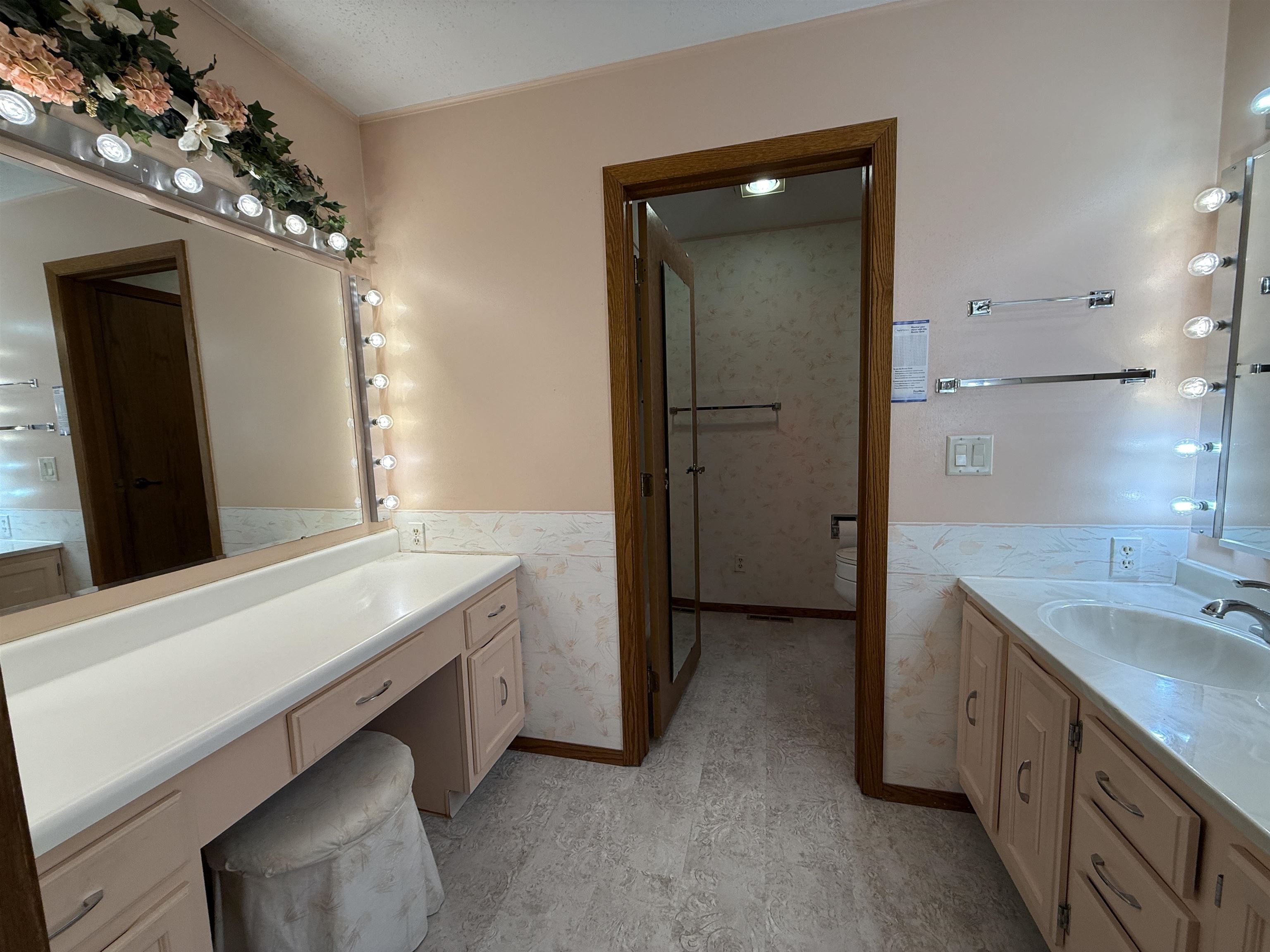 Norfolk, Nebraska 68701, United States, 3 Bedrooms Bedrooms, ,3 BathroomsBathrooms,Residential,Pending,13075