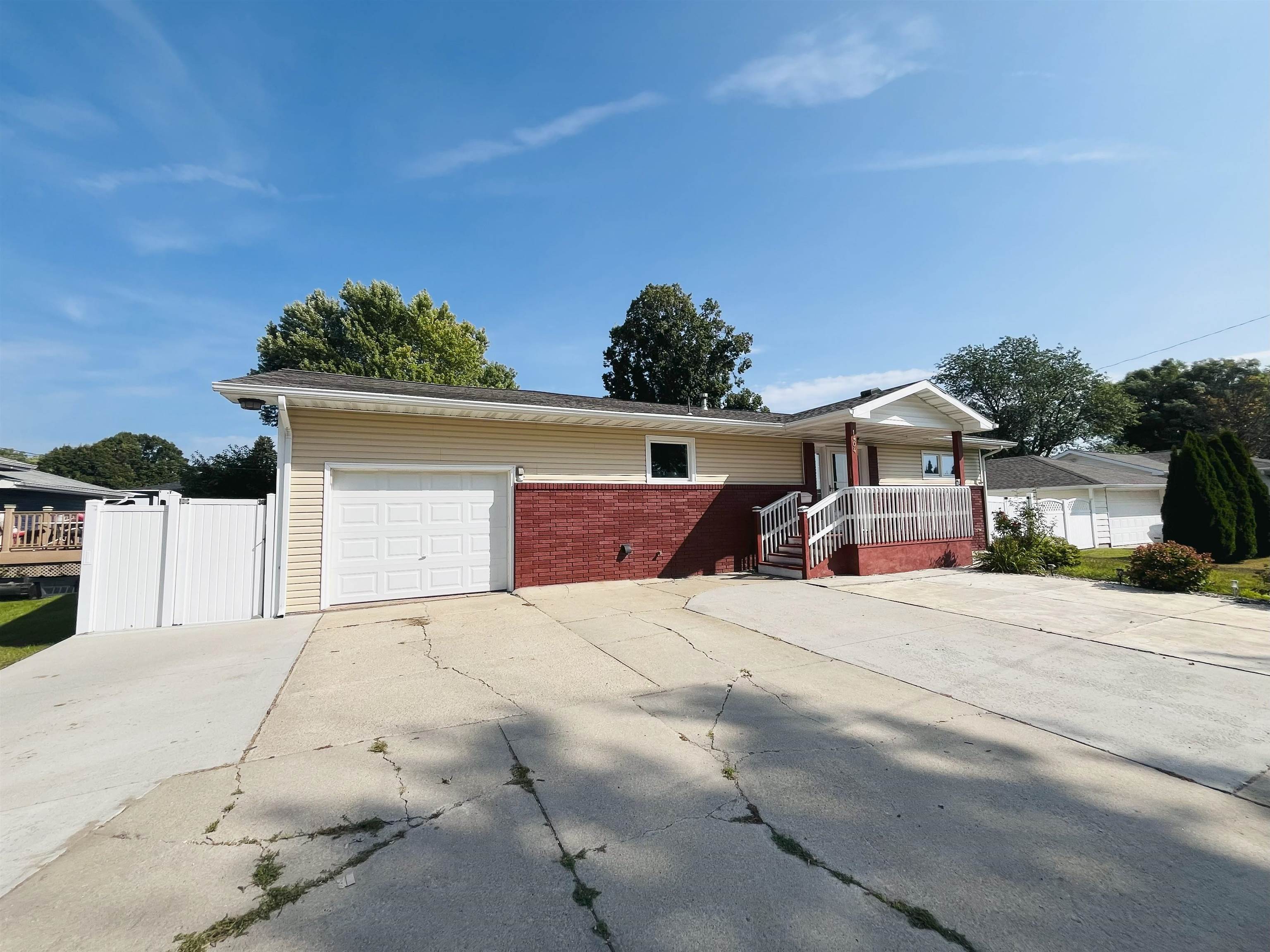 Norfolk, Nebraska 68701, United States, 2 Bedrooms Bedrooms, ,2 BathroomsBathrooms,Residential,Pending,205853