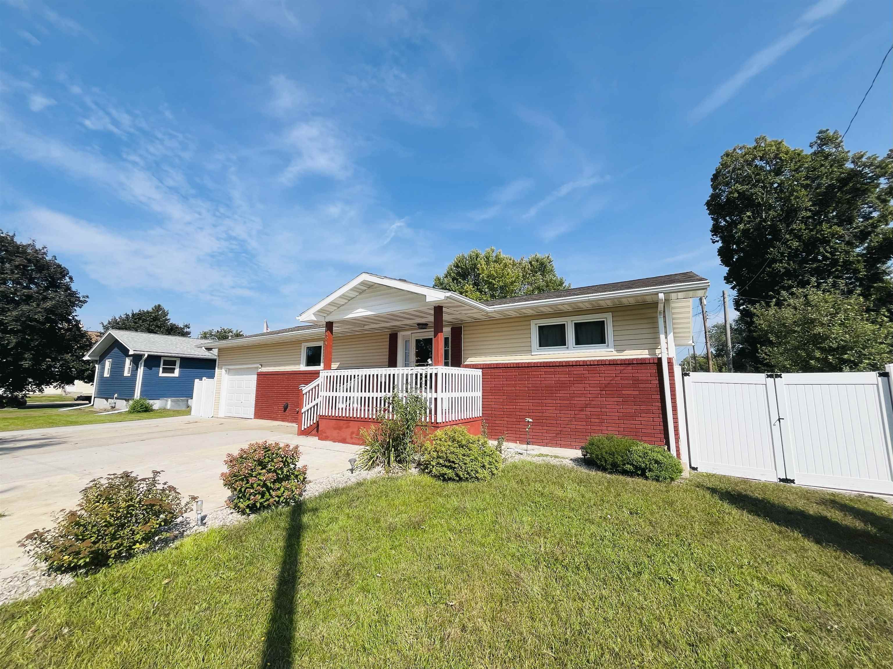 Norfolk, Nebraska 68701, United States, 2 Bedrooms Bedrooms, ,2 BathroomsBathrooms,Residential,Pending,205853