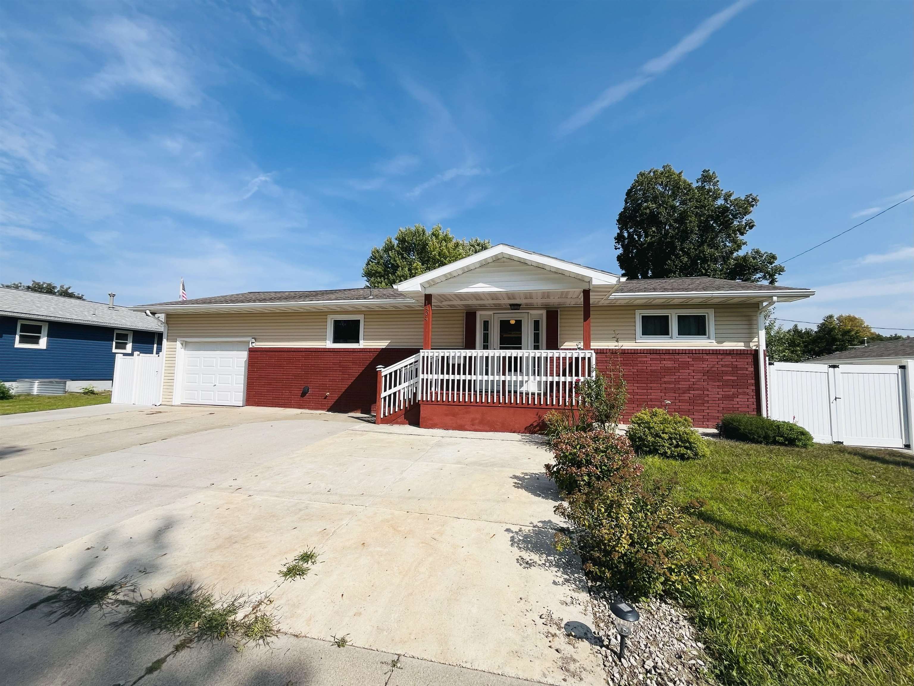 Norfolk, Nebraska 68701, United States, 2 Bedrooms Bedrooms, ,2 BathroomsBathrooms,Residential,Pending,205853