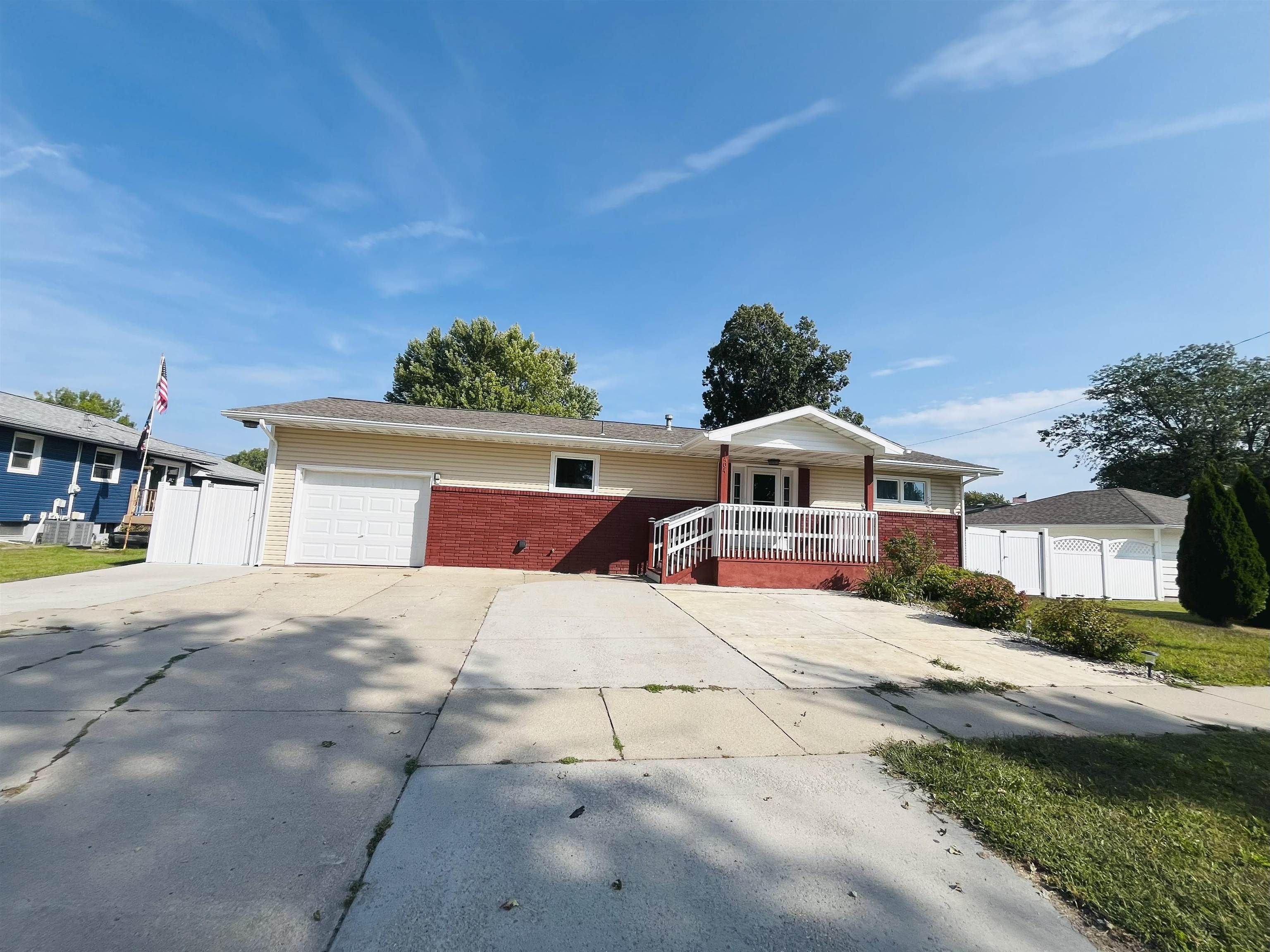 Norfolk, Nebraska 68701, United States, 2 Bedrooms Bedrooms, ,2 BathroomsBathrooms,Residential,Pending,205853