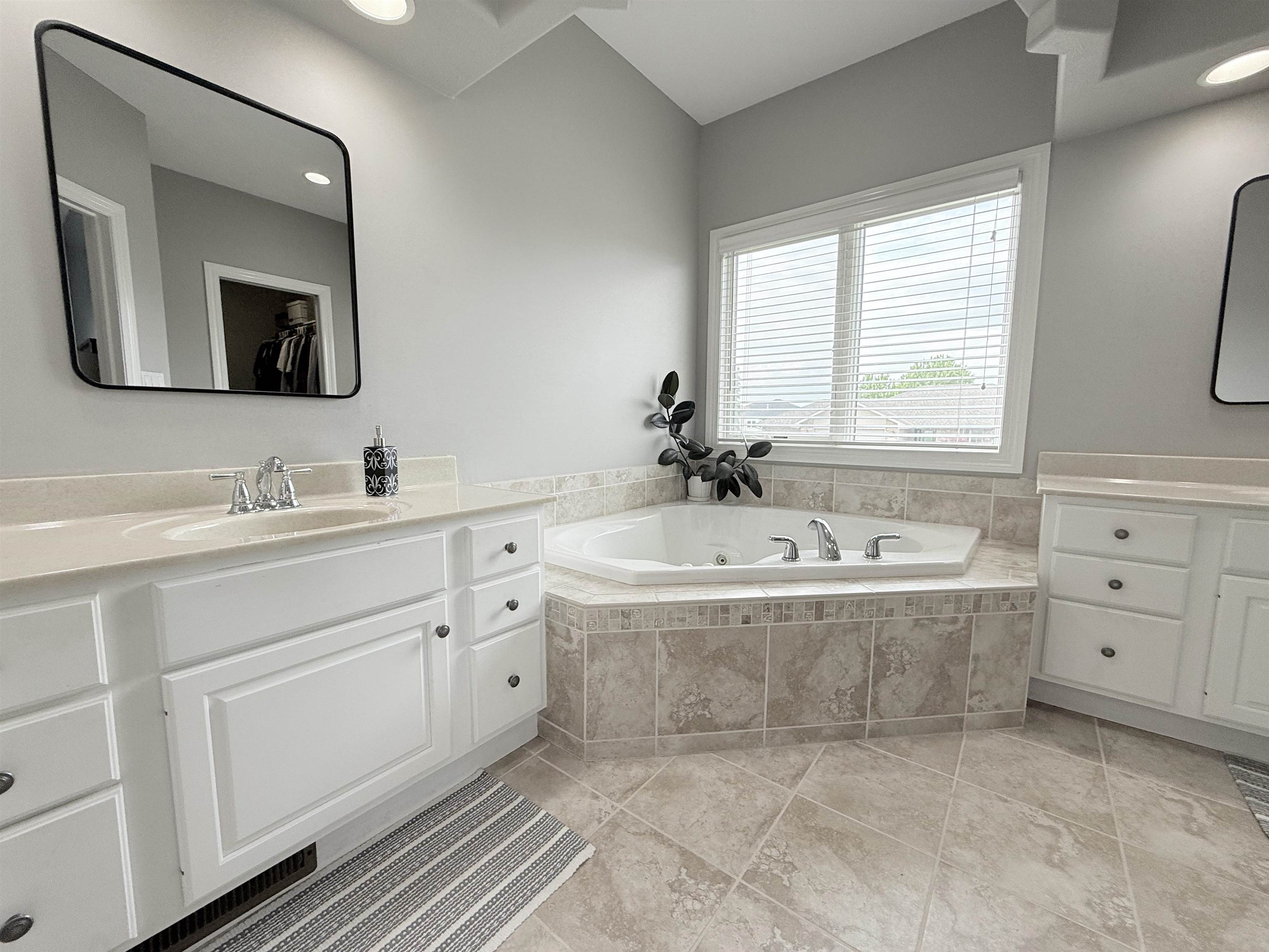 Norfolk, Nebraska 68701, United States, 5 Bedrooms Bedrooms, ,4 BathroomsBathrooms,Residential,Active,145965