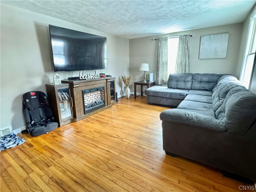 15 Woodlawn Avenue E